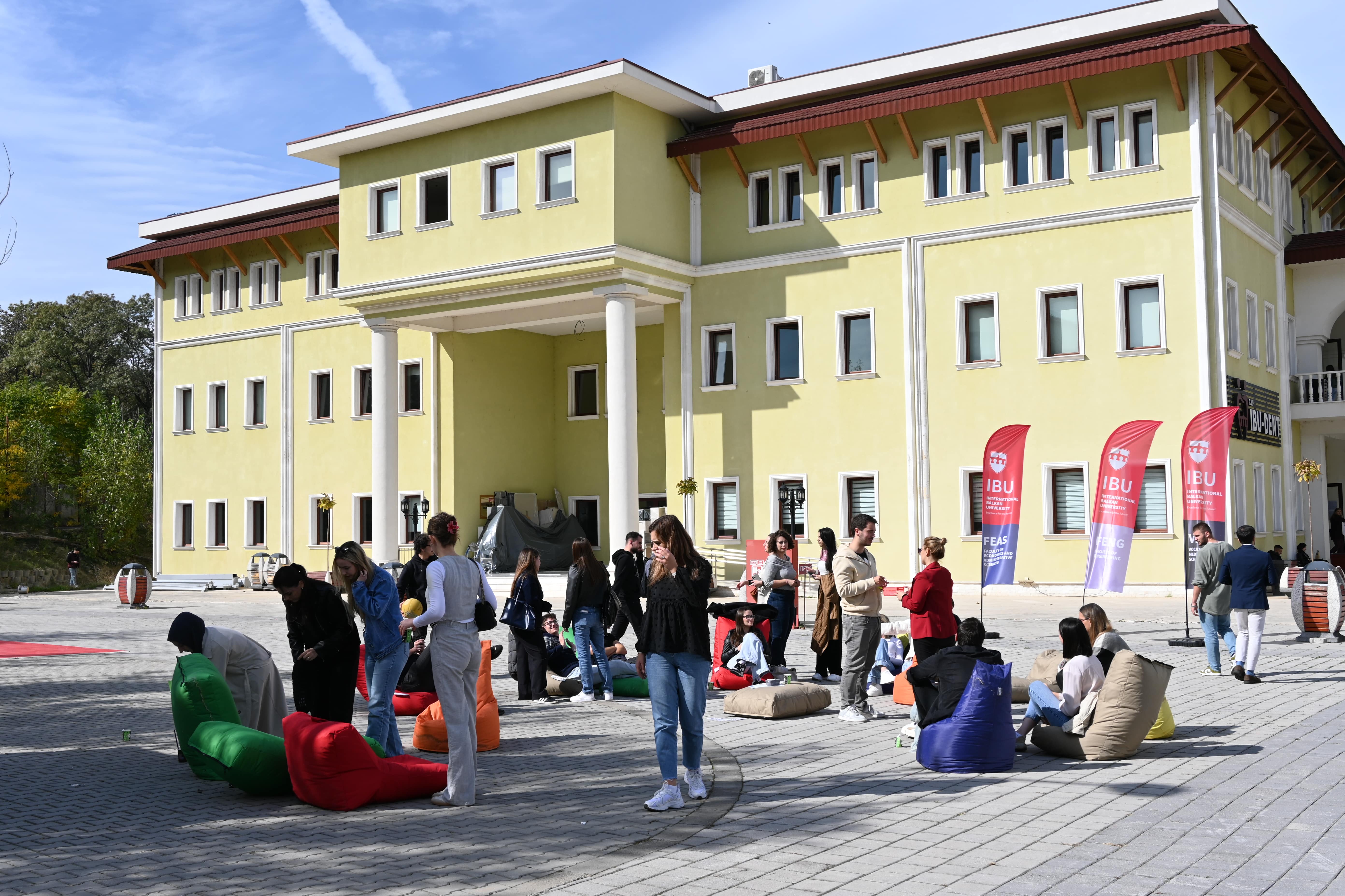International Balkan University kampüsünde öğrenciler